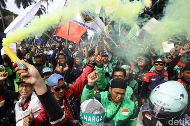 aksi ojol kuasai jalan merdeka selatan 1747732778570 169
