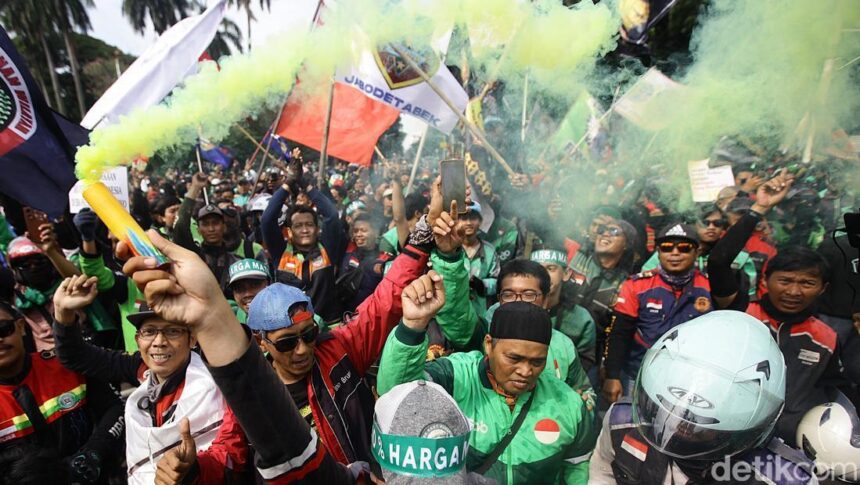 aksi ojol kuasai jalan merdeka selatan 1747732778570 169