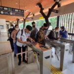 asn pemprov jakarta naik transportasi umum 1745976742466 169