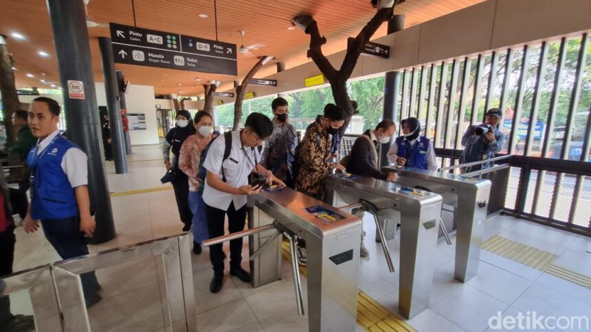 asn pemprov jakarta naik transportasi umum 1745976742466 169