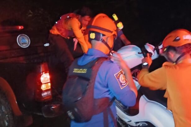 damkar bpbd evakuasi pria depok tersesat di perbukitan bogor usai mengikuti peta digital dok istimewa 1748293484590 169