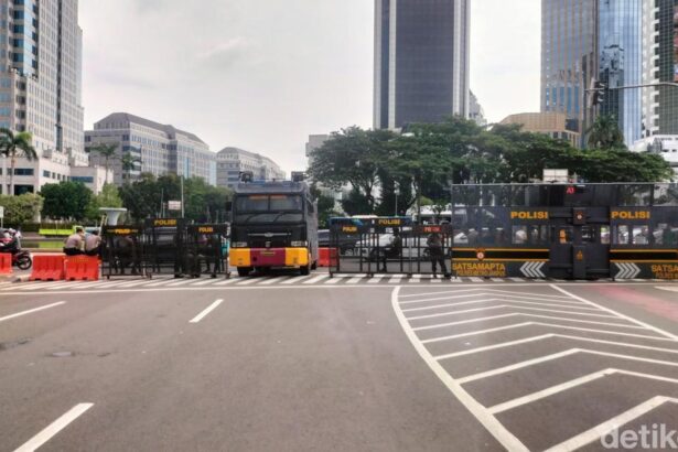 driver ojol dan pengemudi taksi online yang demo di patung kuda jakpus bertambah polisi menutup jalan medan merdeka selatan ma 1747724012875 169