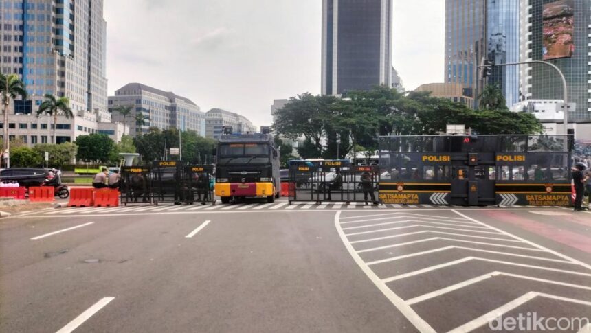 driver ojol dan pengemudi taksi online yang demo di patung kuda jakpus bertambah polisi menutup jalan medan merdeka selatan ma 1747724012875 169