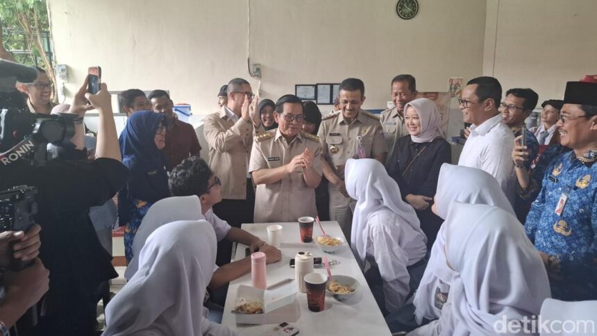 gubernur jakarta pramono anung resmi meluncurkan program kantin sehat jakarta cerdas di tiga sekolah menggantikan program sara 1747728954986 169