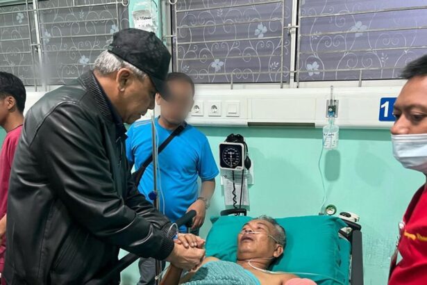 kajati sumut idianto menjenguk jaksa bernama jhon wesly sinaga 53 dan staf tu acsensio hutabarat 25 yang menjadi korban pembac 1748096927895 169