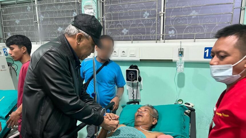 kajati sumut idianto menjenguk jaksa bernama jhon wesly sinaga 53 dan staf tu acsensio hutabarat 25 yang menjadi korban pembac 1748096927895 169