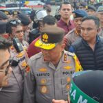 kapolda metro jaya irjen karyoto menemui massa demo ojol di patung kuda jakarta pusat 1747735816457 169