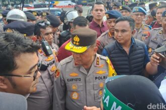 kapolda metro jaya irjen karyoto menemui massa demo ojol di patung kuda jakarta pusat 1747735816457 169