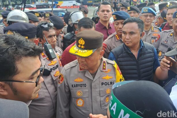 kapolda metro jaya irjen karyoto menemui massa demo ojol di patung kuda jakarta pusat 1747735816457 169