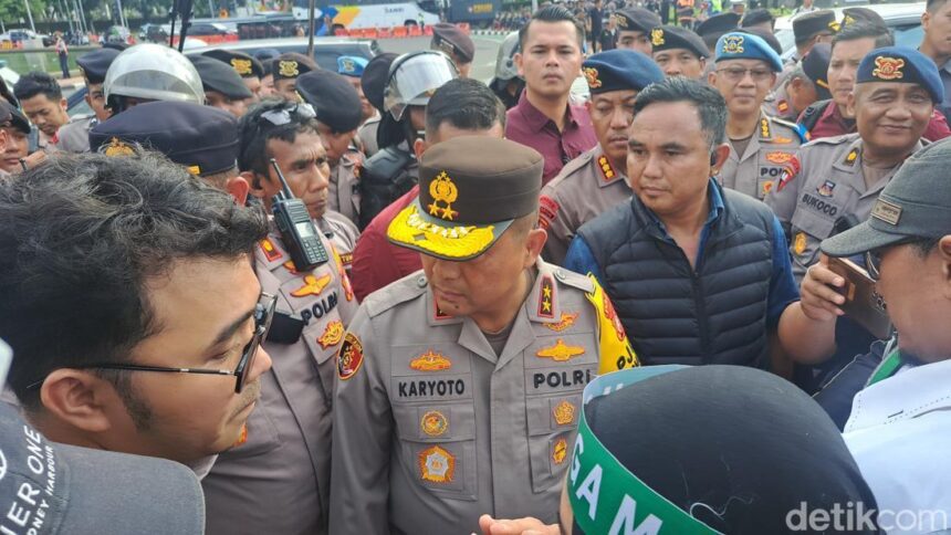 kapolda metro jaya irjen karyoto menemui massa demo ojol di patung kuda jakarta pusat 1747735816457 169