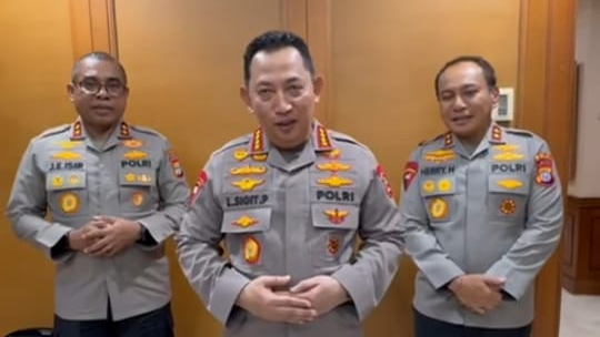 kapolri jenderal listyo sigit prabowo menyampaikan selamat ulang tahun kepada ustaz abdul somad 1747760030112 169