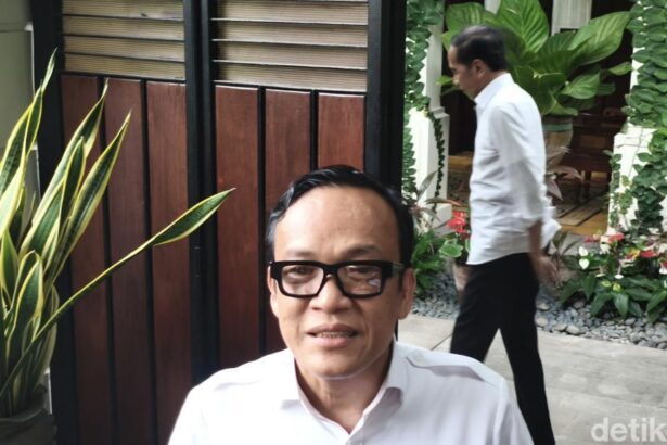ketua umum jokowi mania immanuel ebenezer dan jokowi saat bertemu di kediaman jokowi di kelurahan sumber kecamatan banjarsari 169