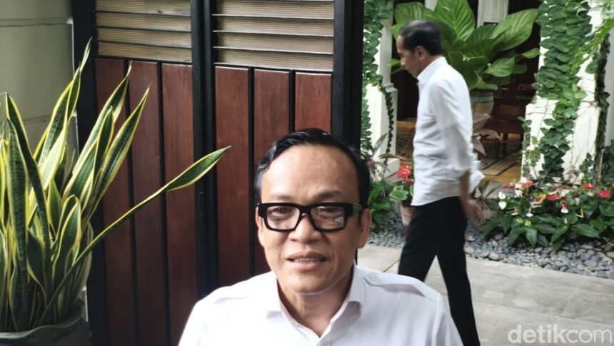 ketua umum jokowi mania immanuel ebenezer dan jokowi saat bertemu di kediaman jokowi di kelurahan sumber kecamatan banjarsari 169