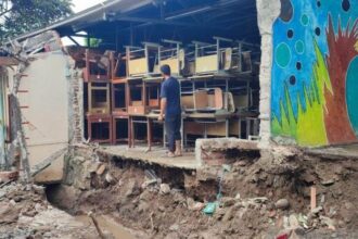 kondisi tembok sekolah menengah atas sma 103 jakarta yang roboh minggu 2552025 1748170564676 169