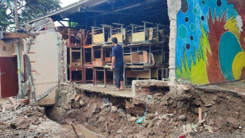 kondisi tembok sekolah menengah atas sma 103 jakarta yang roboh minggu 2552025 1748170564676 169