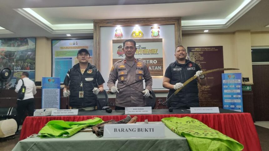 konferensi pers pembongkaran posko ormas di jaksel 1747665703169 169