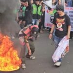 massa ojol di patung kuda bakar ban di jalan maulanidetikcom 1747735777344 169