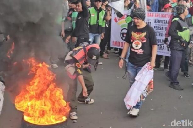 massa ojol di patung kuda bakar ban di jalan maulanidetikcom 1747735777344 169