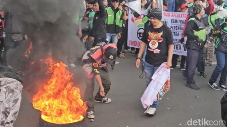 massa ojol di patung kuda bakar ban di jalan maulanidetikcom 1747735777344 169