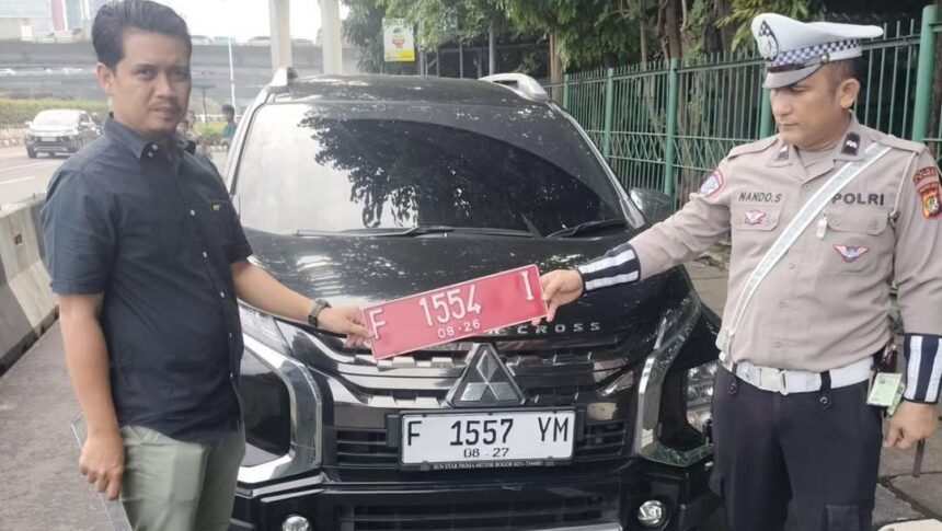 mobil dinas pemkab bogor ditilang di cawang jaktim 1747806116051 169