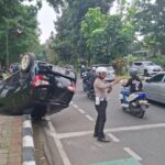 mobil taksi online kecelakaan hingga terbalik di jalan pajajaran kota bogor 1747795234158 169
