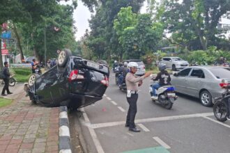 mobil taksi online kecelakaan hingga terbalik di jalan pajajaran kota bogor 1747795234158 169
