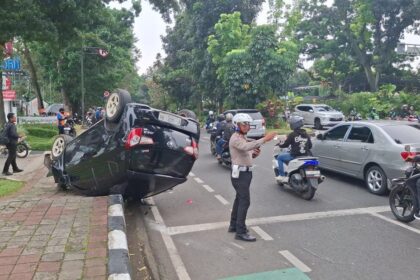 mobil taksi online kecelakaan hingga terbalik di jalan pajajaran kota bogor 1747795234158 169
