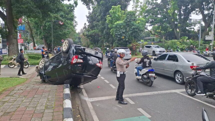 mobil taksi online kecelakaan hingga terbalik di jalan pajajaran kota bogor 1747795234158 169