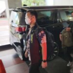penyidik kpk bawa sejumlah tas usai menggeledah gedung kemnaker adrialdetikcom 1747734068642 169