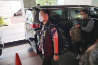penyidik kpk bawa sejumlah tas usai menggeledah gedung kemnaker adrialdetikcom 1747734068642 169