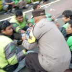 polisi membagi bagikan air mineral kepda ojol yang berdemo di patung kuda jakarta pusat selasa 2052025 siang 1747739142470 169