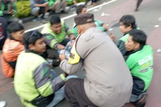 polisi membagi bagikan air mineral kepda ojol yang berdemo di patung kuda jakarta pusat selasa 2052025 siang 1747739142470 169