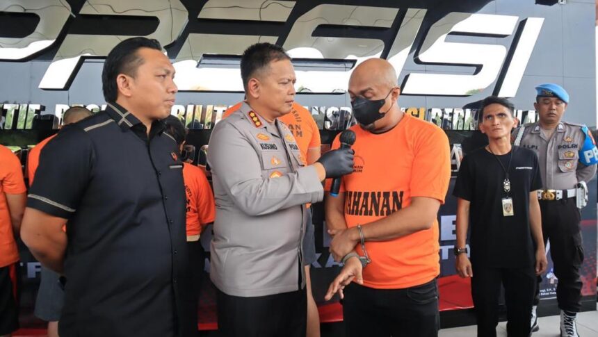 polisi menangkap bang jago yang membuat keributan di apartemen kota bekasi 1747737685609 169