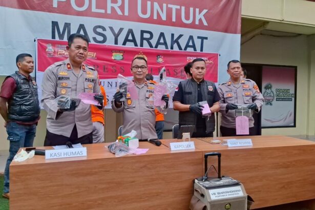 polsek cilandak menggelar konferensi pers kasus karyawan restoran kopi curi empat motor bosnya rabu 2152025 1747839608643 169