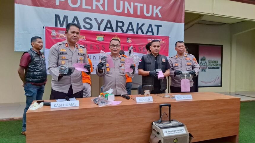 polsek cilandak menggelar konferensi pers kasus karyawan restoran kopi curi empat motor bosnya rabu 2152025 1747839608643 169