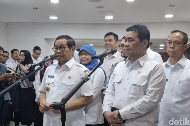 pramono saat memberi sambutan dalam acara percepatan pembentukan koperasi kelurahan merah putih provinsi dki jakarta yang dige 1747801367341 169