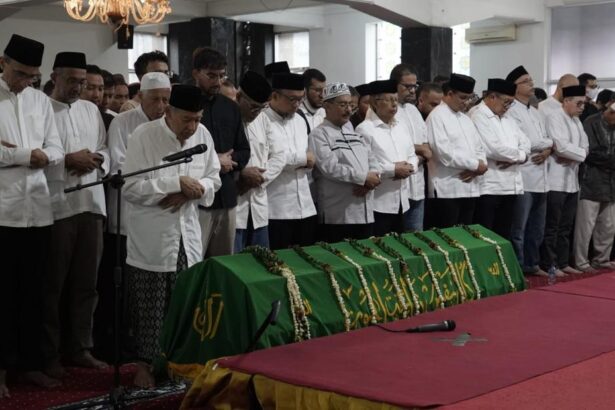 quraish shihab ayah dari najwa shihab saat mensalatkan jenazah suami najwa shihab ibrahim sjarief bin husein ibrahim assegaf 1747816920168 169 1