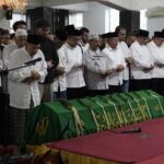 quraish shihab ayah dari najwa shihab saat mensalatkan jenazah suami najwa shihab ibrahim sjarief bin husein ibrahim assegaf 1747816920168 169