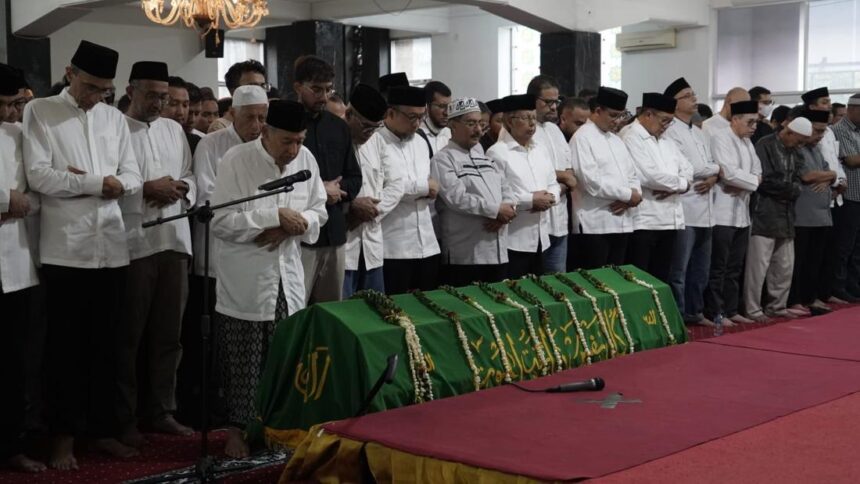 quraish shihab ayah dari najwa shihab saat mensalatkan jenazah suami najwa shihab ibrahim sjarief bin husein ibrahim assegaf 1747816920168 169