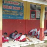 siswa di sdn bojen 2 belajar di teras sekolah karena tak memiliki ruang kelas aris rivaldodetikcom 1747730264907 169 1