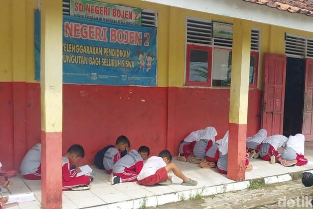 siswa di sdn bojen 2 belajar di teras sekolah karena tak memiliki ruang kelas aris rivaldodetikcom 1747730264907 169 1