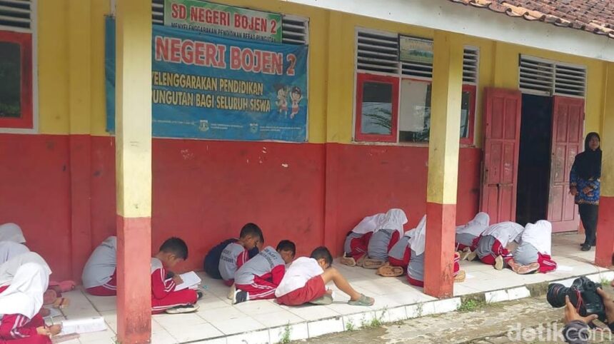 siswa di sdn bojen 2 belajar di teras sekolah karena tak memiliki ruang kelas aris rivaldodetikcom 1747730264907 169 1