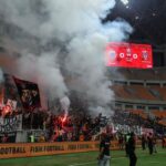 spanduk protes dan flare warnai laga terakhir persija 1748017248694 169