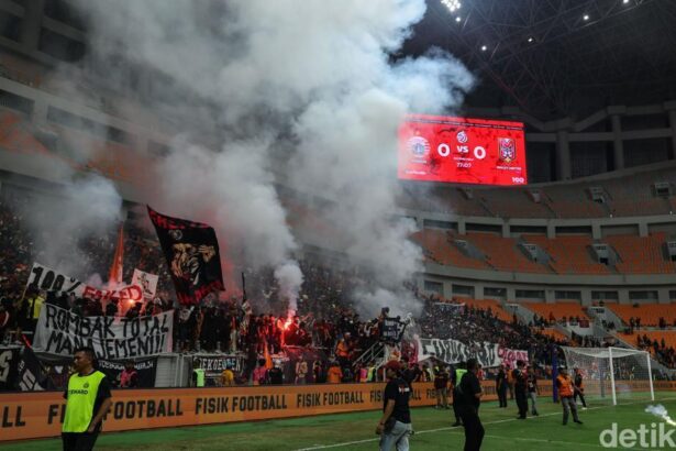 spanduk protes dan flare warnai laga terakhir persija 1748017248694 169