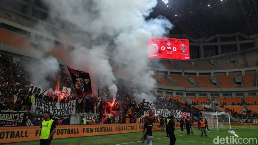 spanduk protes dan flare warnai laga terakhir persija 1748017248694 169