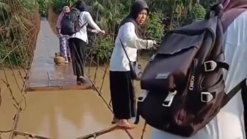tangkap layar video guru melewati jembatan gantung memijak seutas tali di merangin jambi 1747118693650 169