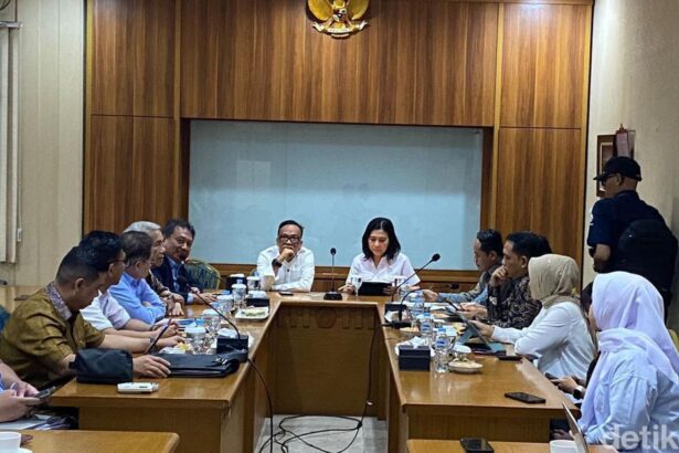 veronika tan sambangi universitas pancasila ia mendengar langsung cerita korban pelecehan rektor up nonaktif wildan noviansahd 1747798677398 169