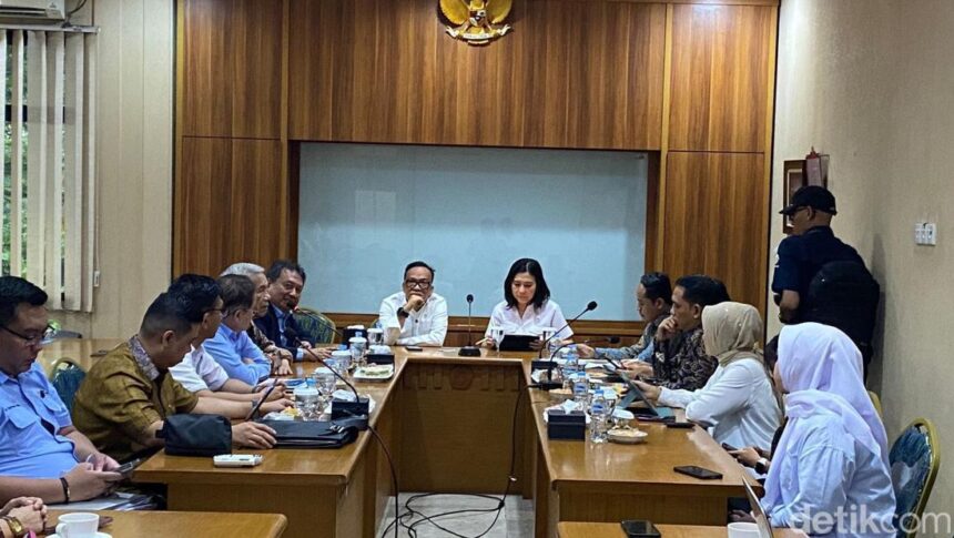 veronika tan sambangi universitas pancasila ia mendengar langsung cerita korban pelecehan rektor up nonaktif wildan noviansahd 1747798677398 169