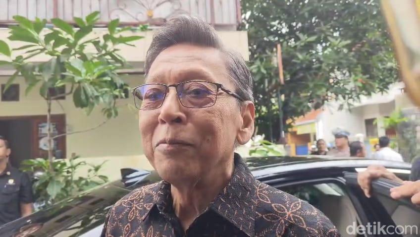 wakil presiden ri ke 11 boediono melayat ke rumah duka suami najwa shihab ibrahim sjarief 1747799293453 169