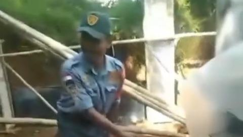 warga menunjuk lokasi temuan bayi di babakanmadang bogor 1747761334517 169